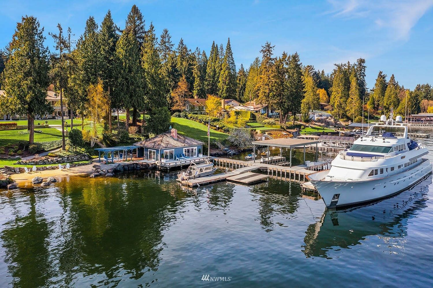 A look at the private dock and all the amenities it can hold. 