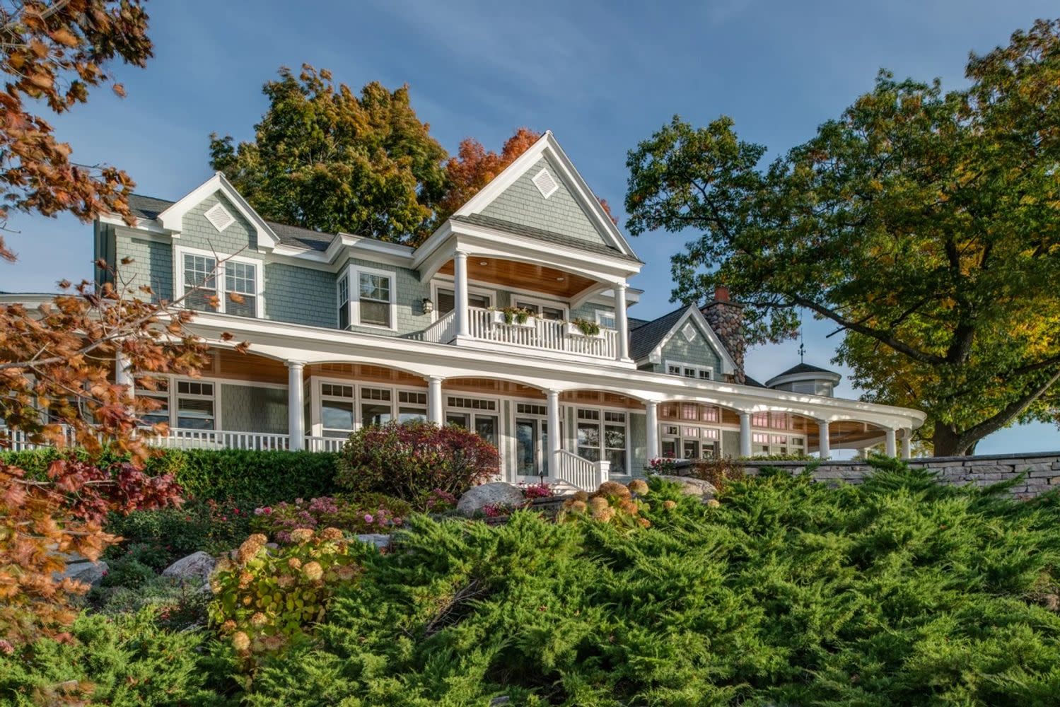 Front view of the Walloon Lakehouse.