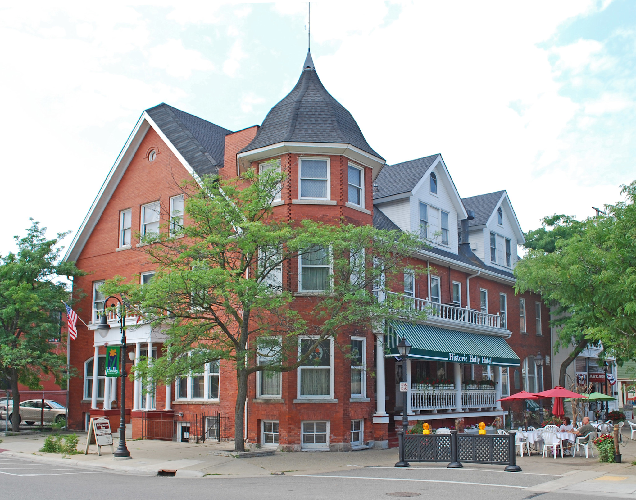 Diagonal view of the Holly Hotel building located in Holly, Michigan.