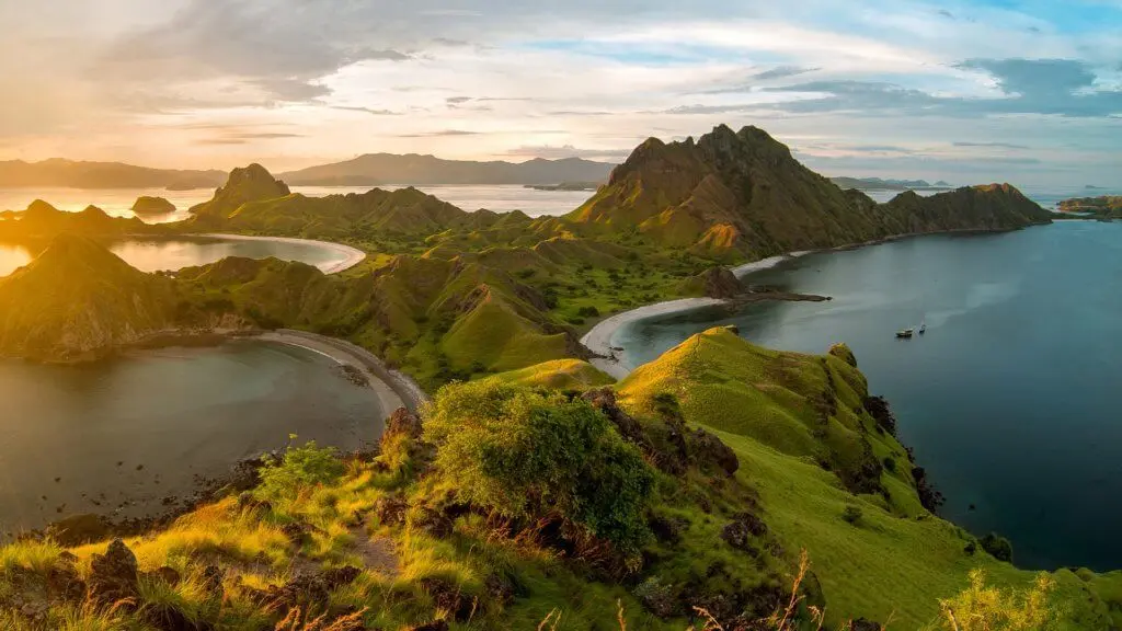 beautiful-sunset-in-padar-island-1024x576
