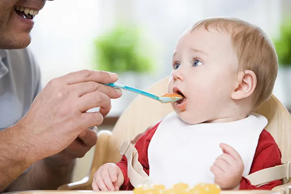 Qual é a quantidade de comida que o bebê deve comer por dia? 