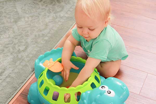 Brinquedos e brincadeiras para bebês de 0 a 3 meses