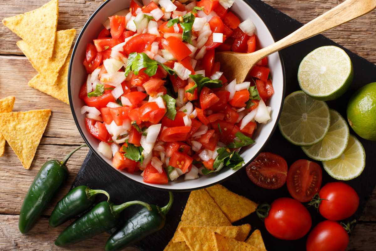 Descubre cómo preparar deliciosas quesadillas de pollo y aguacate en freidora de aire 11 Moncloa Salsa Pico de Gallo. Ingredientes:
