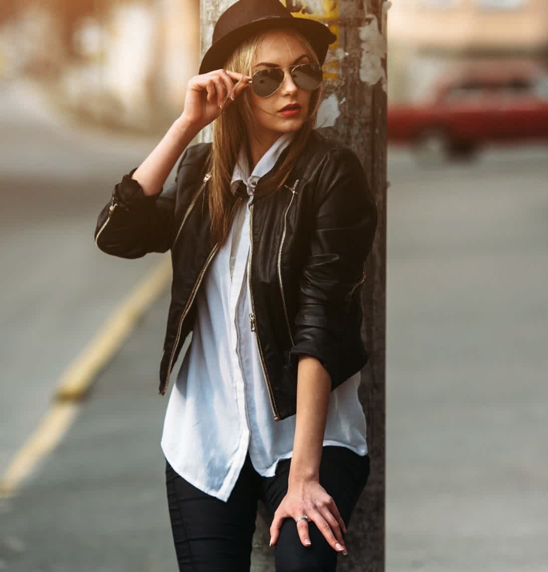 Mujer con chaqueta de cuero 