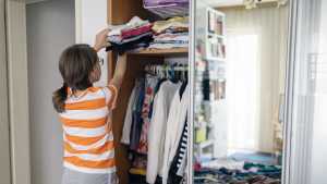 niña organizando closet