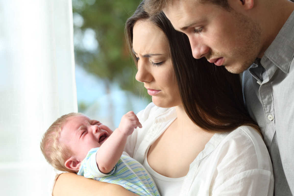 Padres desesperados cansados con su bebé Padres desesperados cansados con su bebé