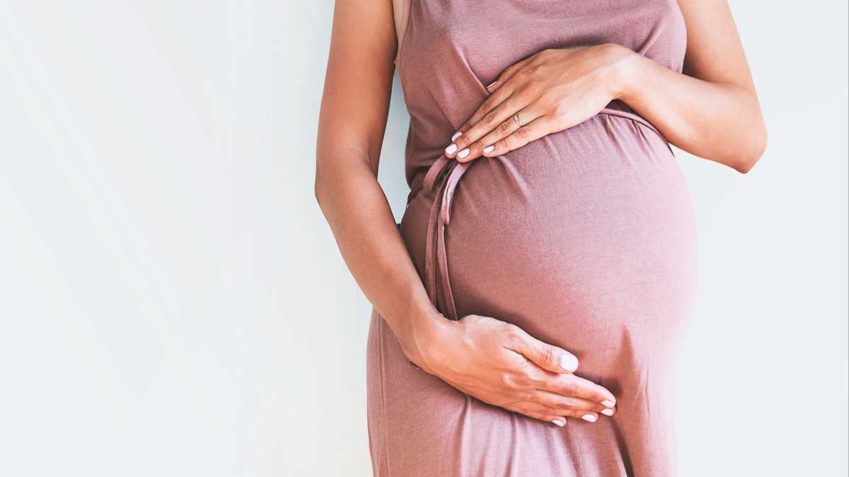 Ropa moderna para embarazadas: ¡Tendencias y moda premamá 2021!