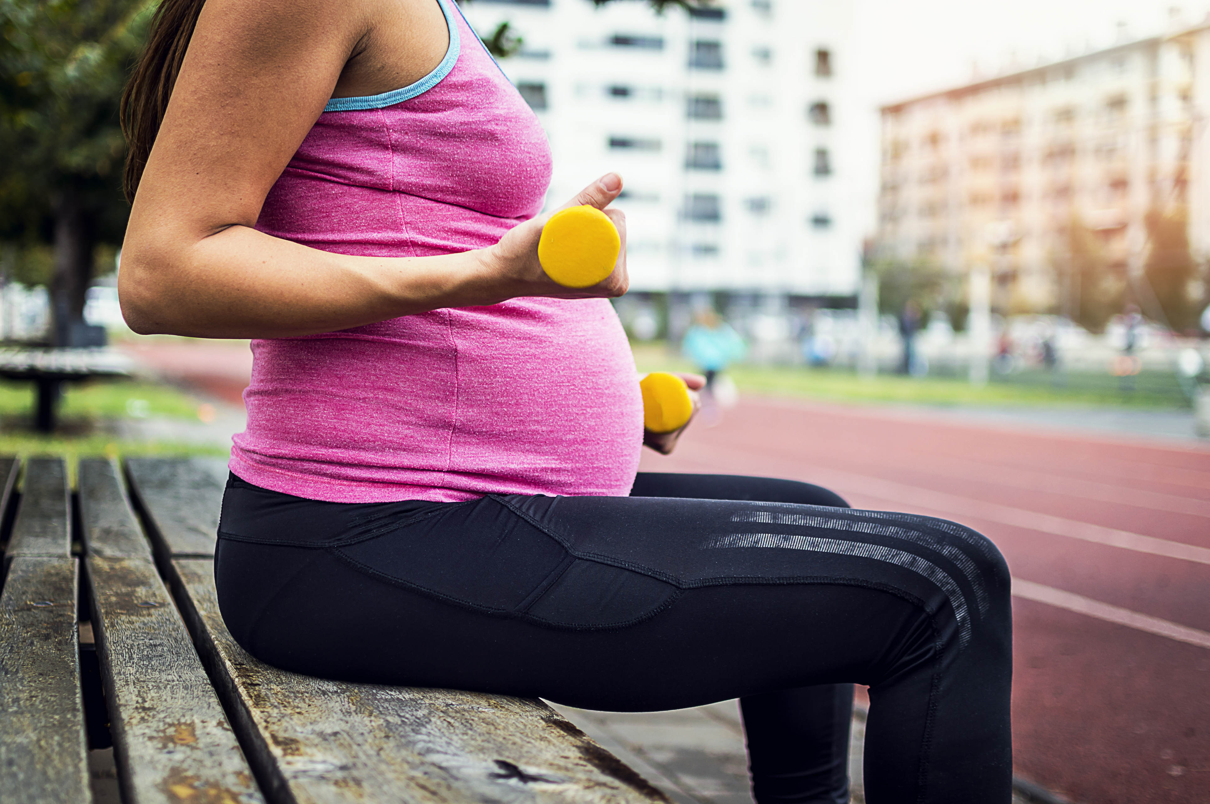 Заниматься спортом при беременности. Спортивная фотосессия для беременных. Физическая активность беременных. Фитнес для беременных. Беременность и спорт.