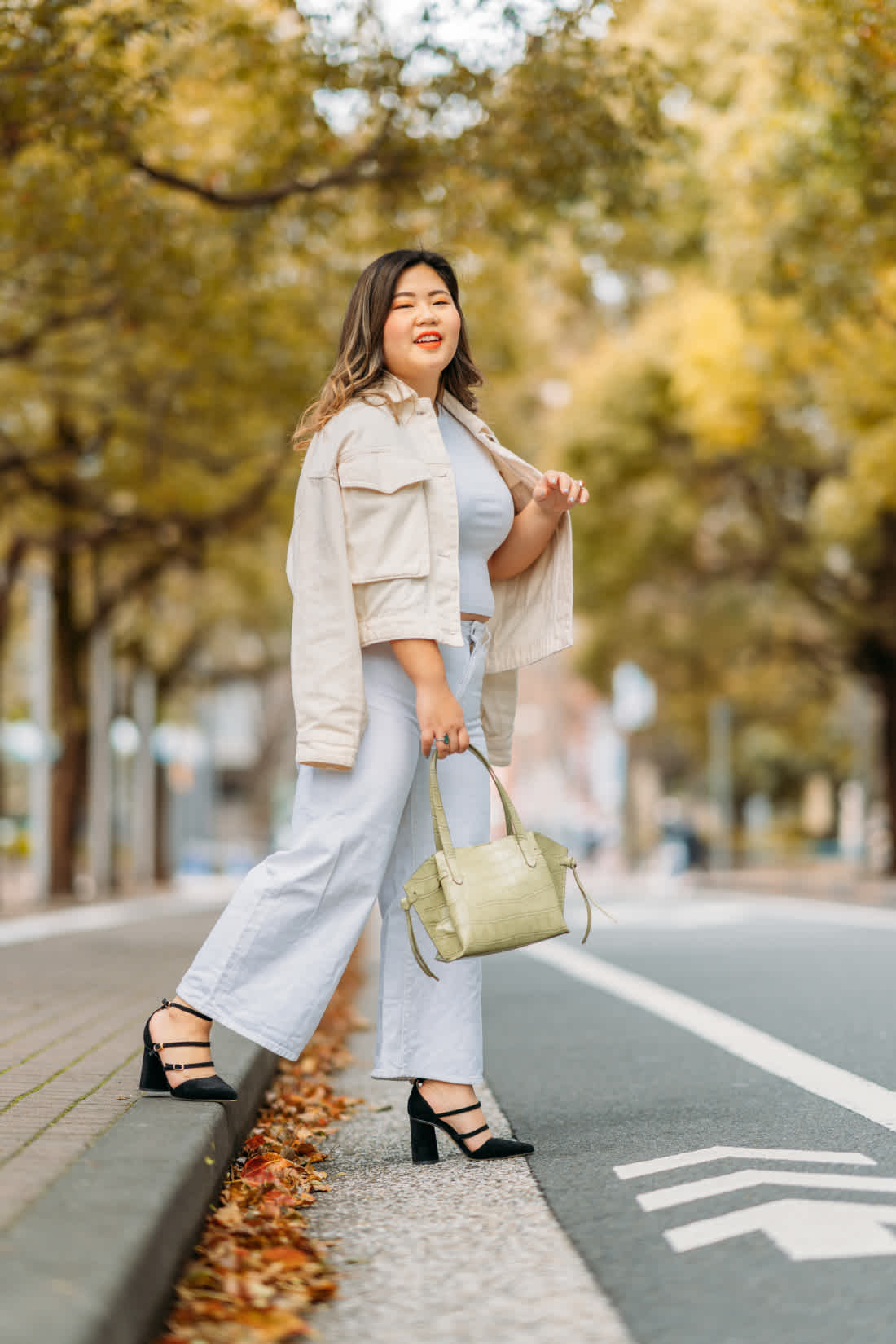 Mujer con look monocromático