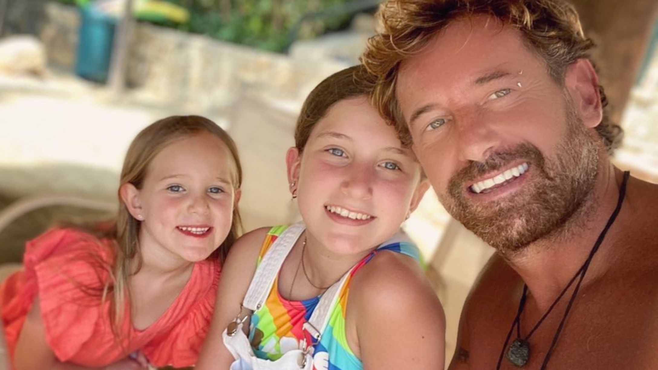 Gabriel Soto derrite las redes bailando con sus hijas
