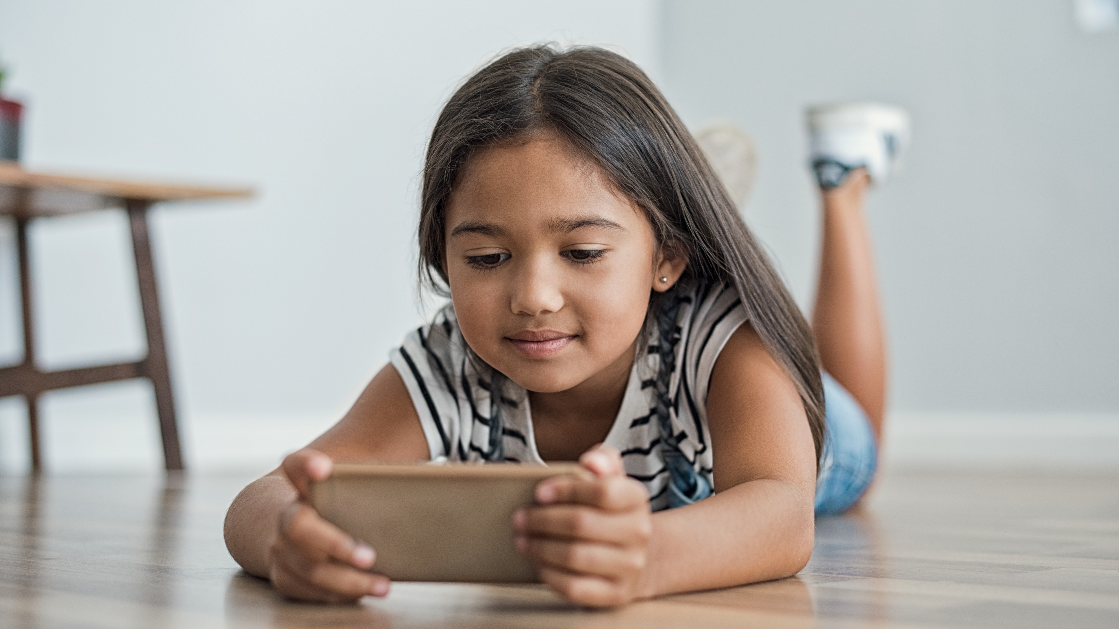 Niña usando celular 