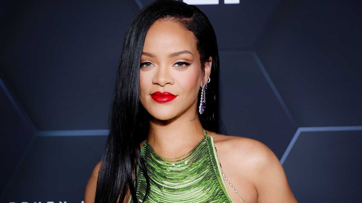 Rihanna da pistas del sexo del bebé que espera mientras le compra ropa en  Target 