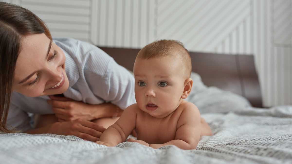 Cómo saber cuándo empezar 'tummy time' con tu bebé
