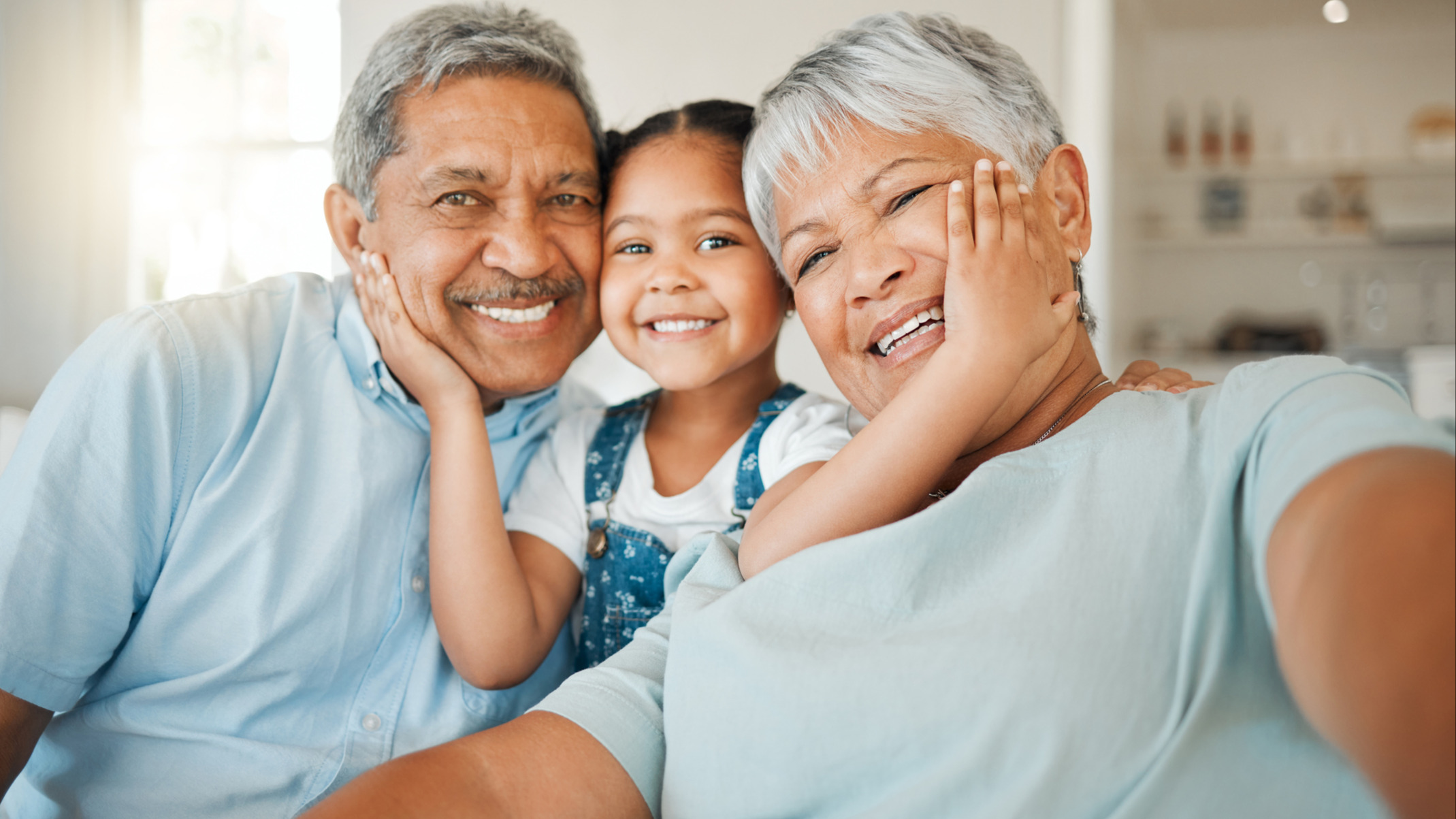 Cómo el cuidar a los nietos beneficia tanto a los abuelos como a los niños  | MamasLatinas.com