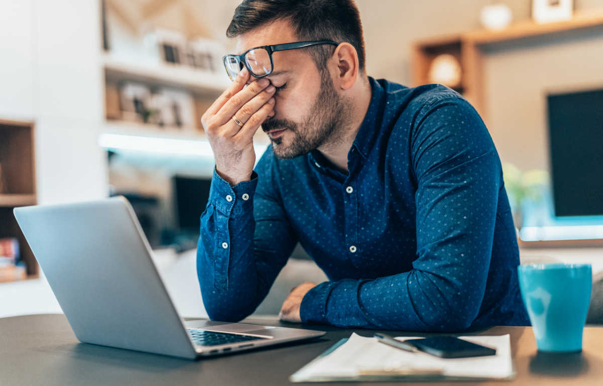 Un hombre cansado que trabaja en casa 