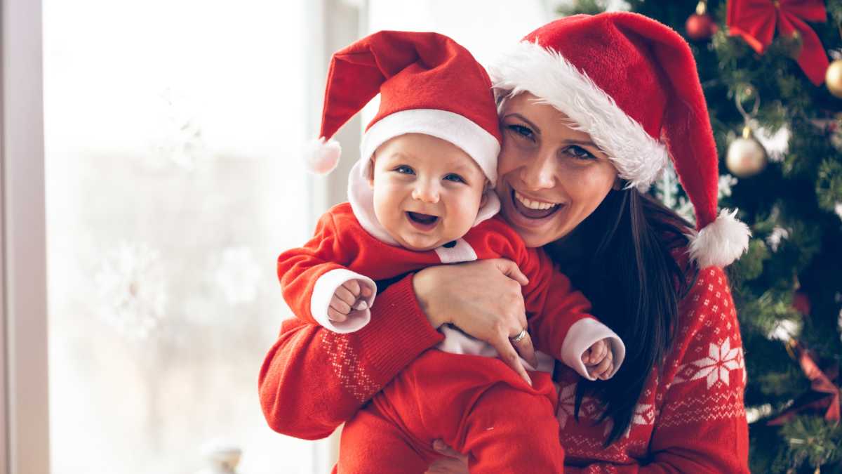 Outfits perfectos y otras necesidades básicas para celebrar la primera  Navidad del bebé 