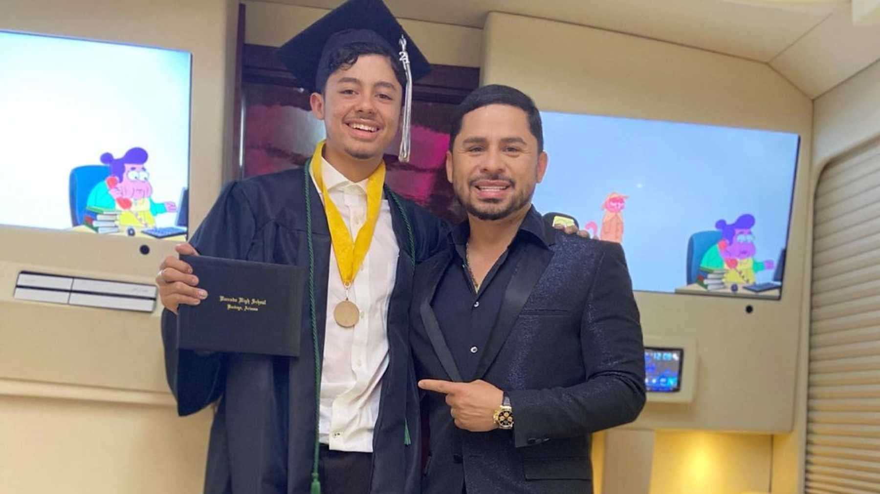 Larry Hernández y su exesposa celebran graduación de su hijo