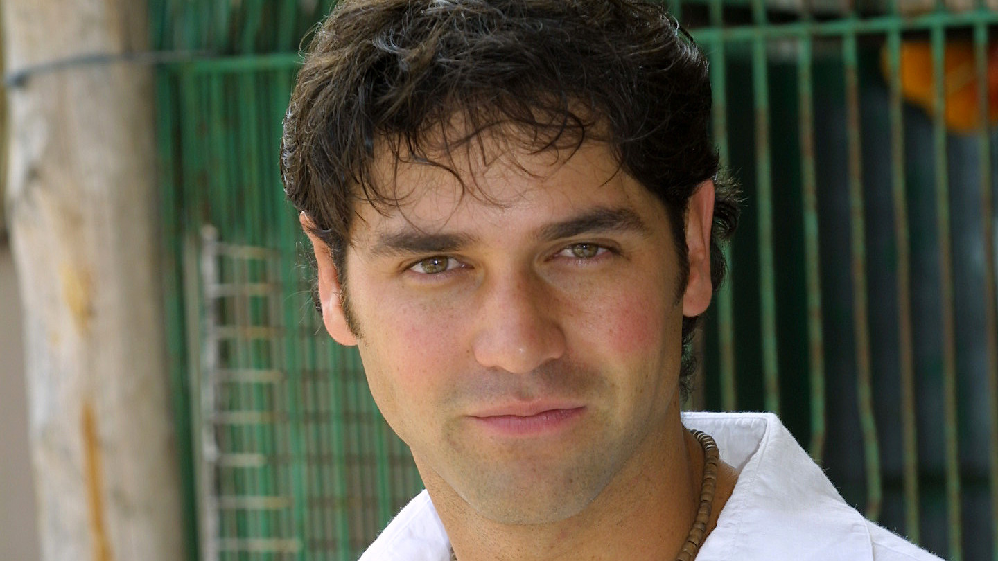 Valentino Lanús vuelve a la actuación tras pasar años en la selva—¿luce