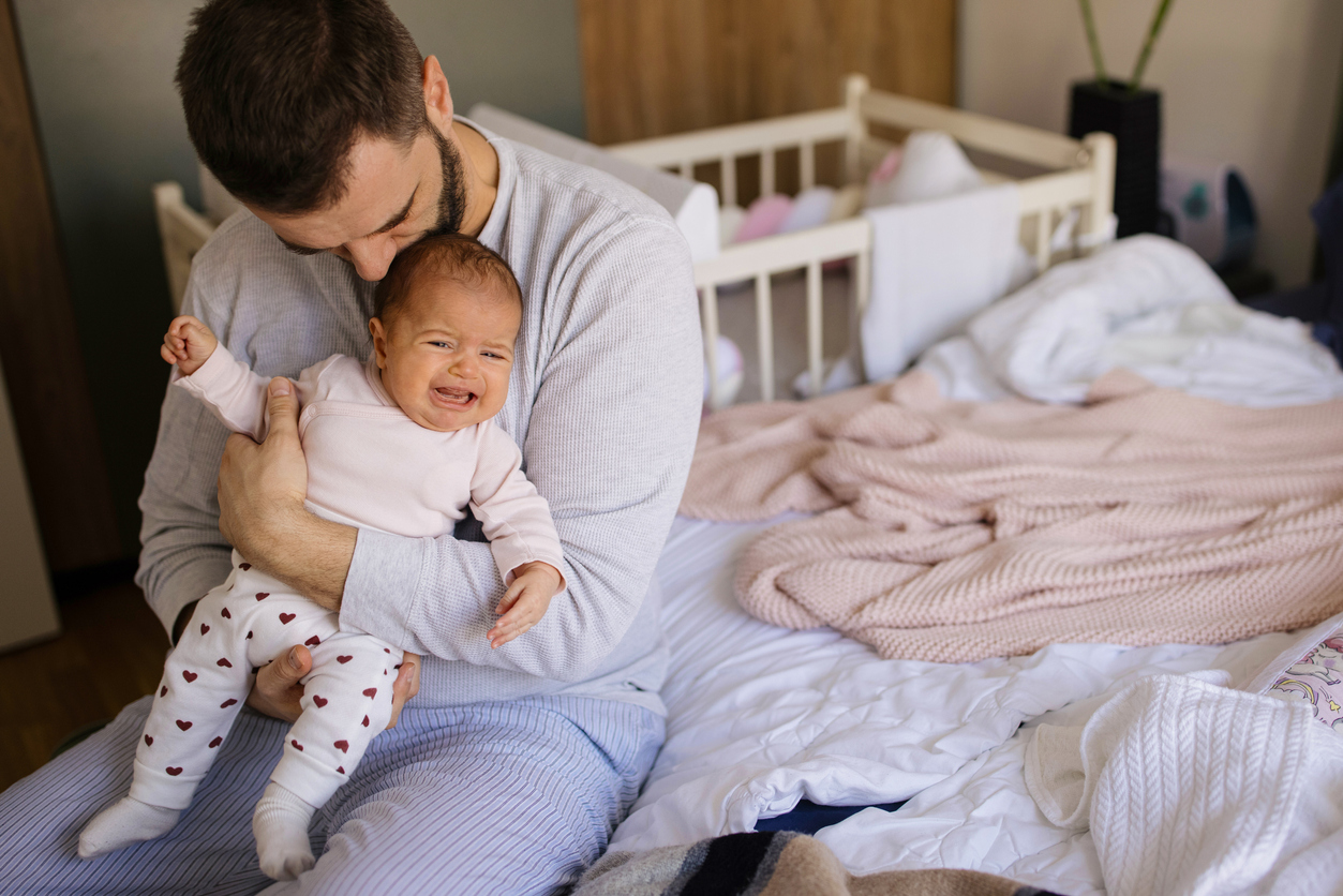 Un padre con su hijo que llora