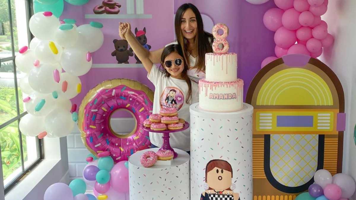 La Bellisima Y Tierna Fiesta Por Los 8 Anos De La Hija De Karla Monroig Y Tommy Torres Mamaslatinas Com - donas decoradas roblox