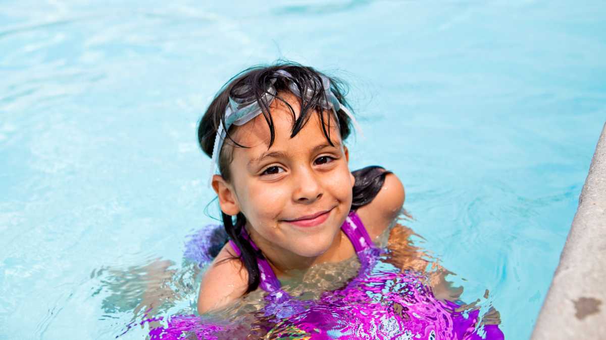 Cómo enseñar a nadar a un niño -MAPFRE en Familia