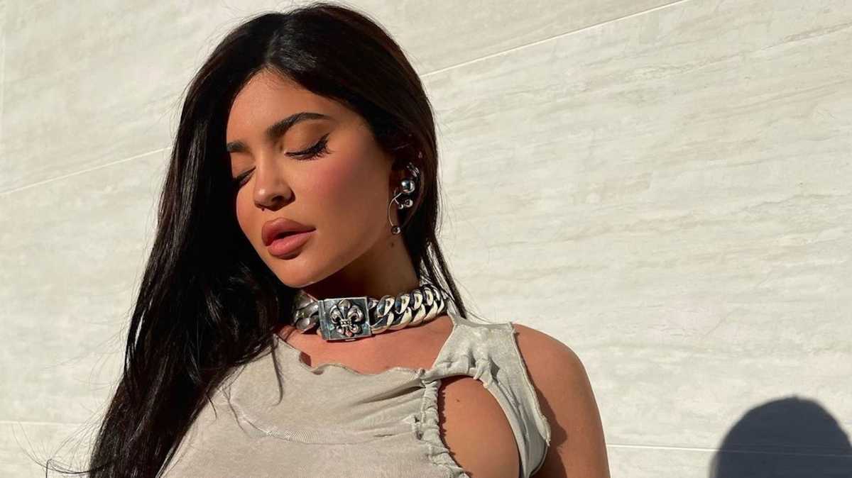 Kylie Jenner shows off VERY taut tummy in orange crop top and