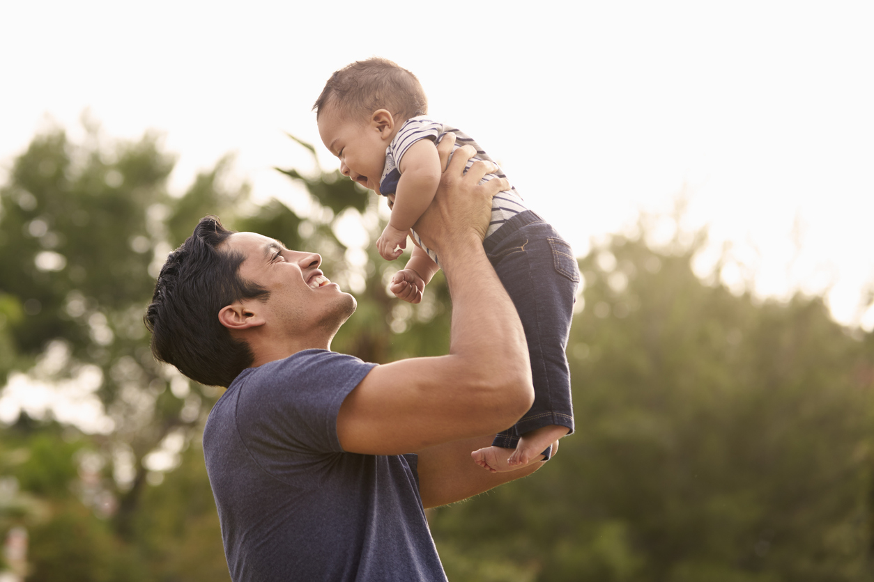 Un papá y su bebé