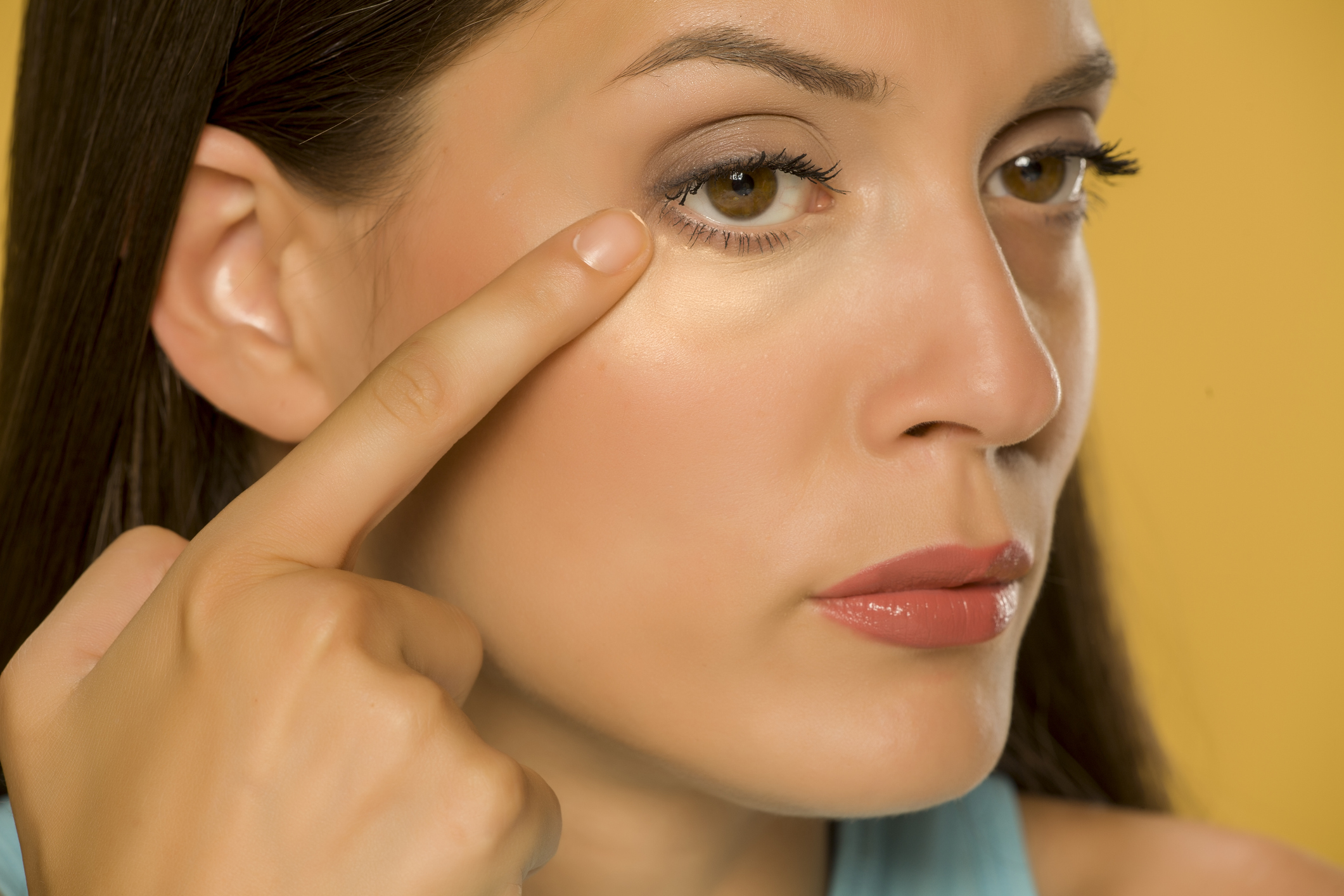 mujer con ojeras