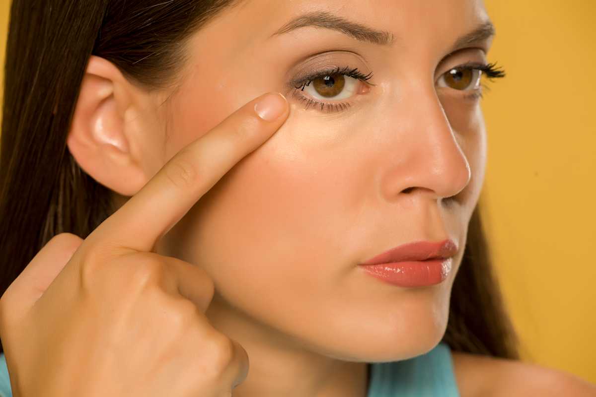 mujer con ojeras mujer con ojeras