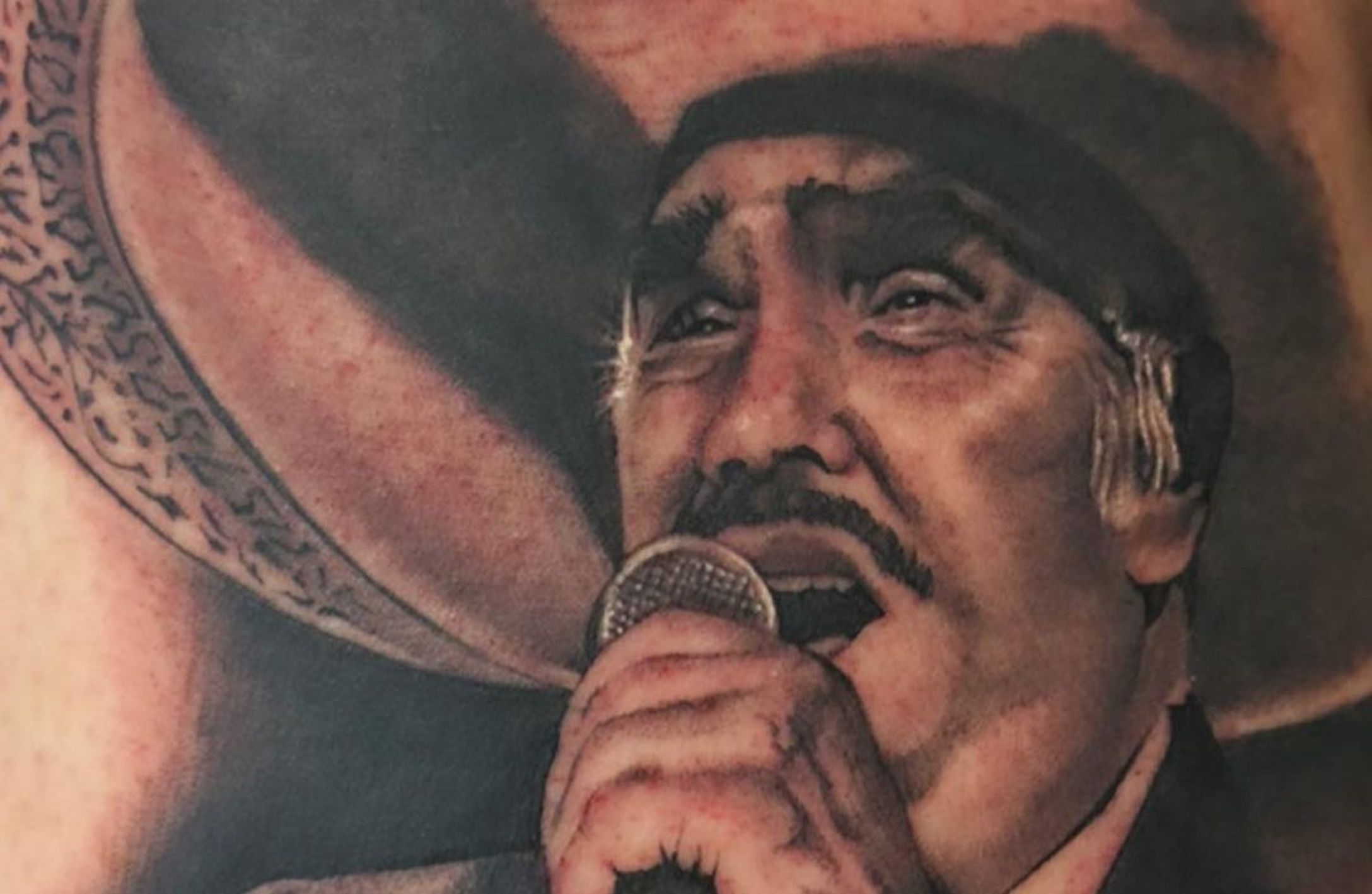 Nietos de Vicente Fernández inmortalizan a su abuelo con tatuajes