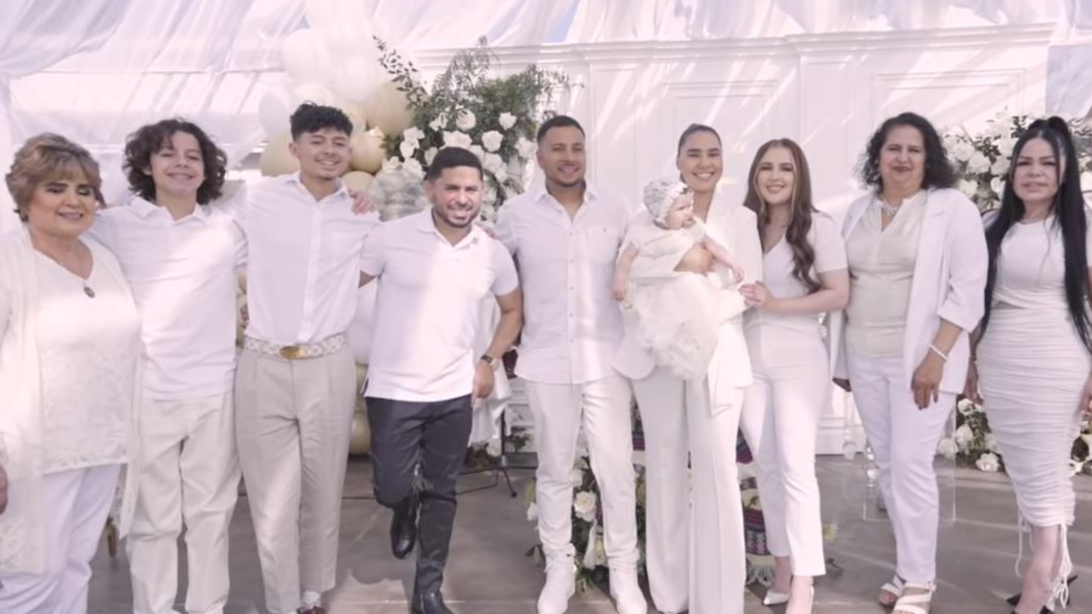 Larry Hernández comparte video de los momentos más emotivos del bautizo de  su bebita 