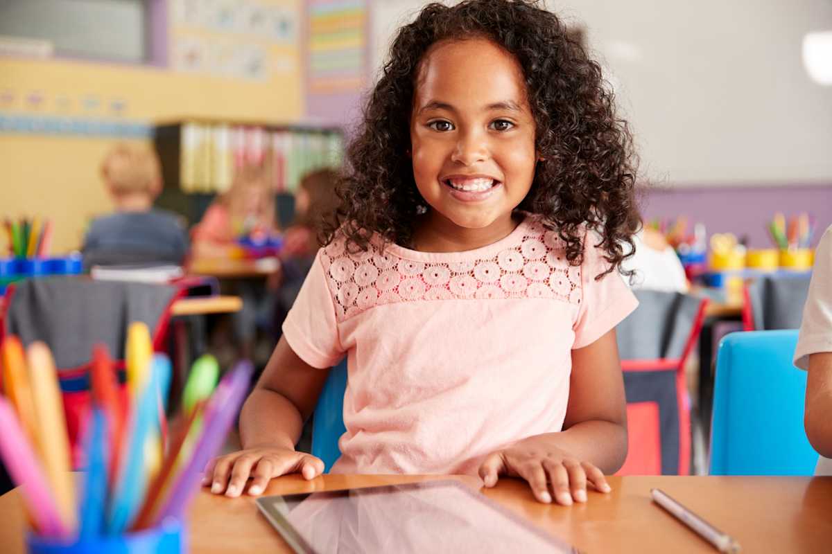 menina na escola