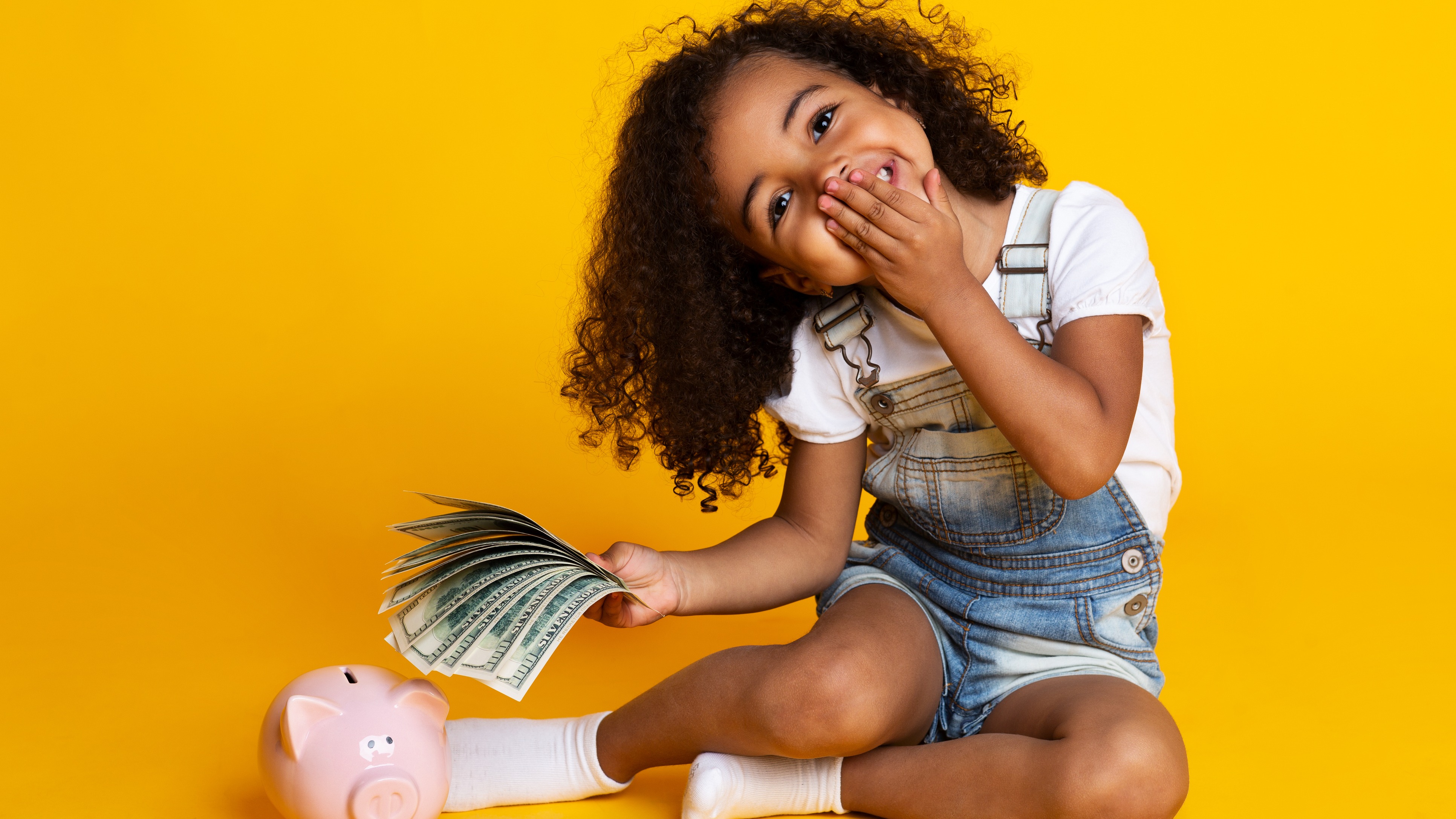 Tips To Teach Your Kids To Save Money From An Early Age | MamasLatinas.com