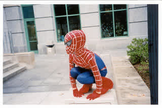 Niño de 3 años que se cree Spider-Man se lanza del tercer piso |  