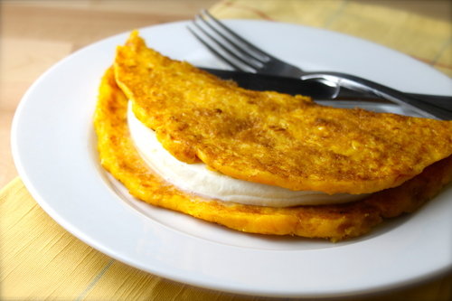 Cachapas Venezolanas Con Queso De Mano (RECETA) | MamasLatinas.com