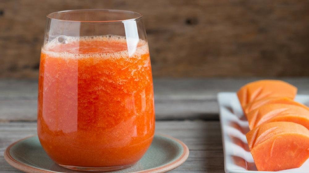 Papaya & pineapple smoothie that's great for weight loss