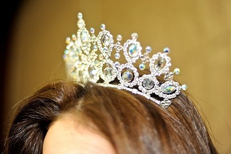 Niña con discapacidades se convierte en la reina de una escuela y estoy