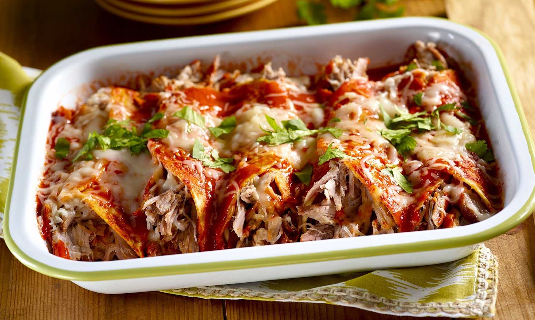 Receta Facil De Enchiladas De Cerdo Deshebrado Lista En Minutos Mamaslatinas Com Receta Facil De Enchiladas De Cerdo Deshebrado Lista En Minutos Mamaslatinas Com