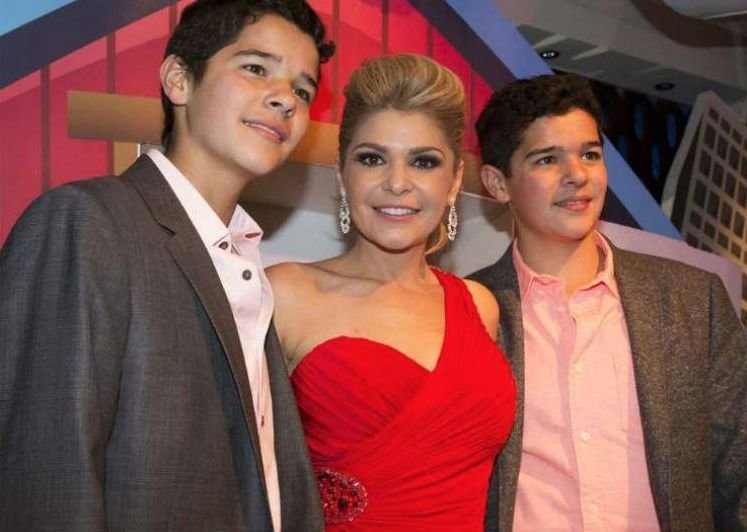 Itatí Cantoral Y Eduardo Santamarina Acuden A La Iglesia Para Bendecir ...