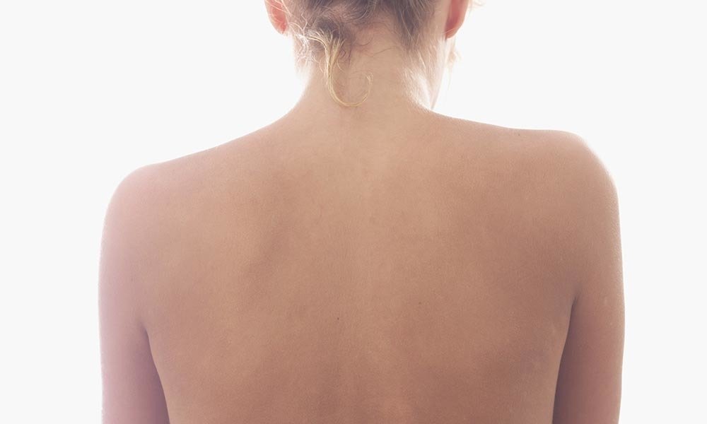 8 Trucos para eliminar las lonjas de la espalda sin ejercicio