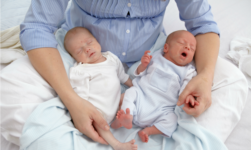 8 Consejos para las mamás de gemelos recién nacidos | MamasLatinas.com