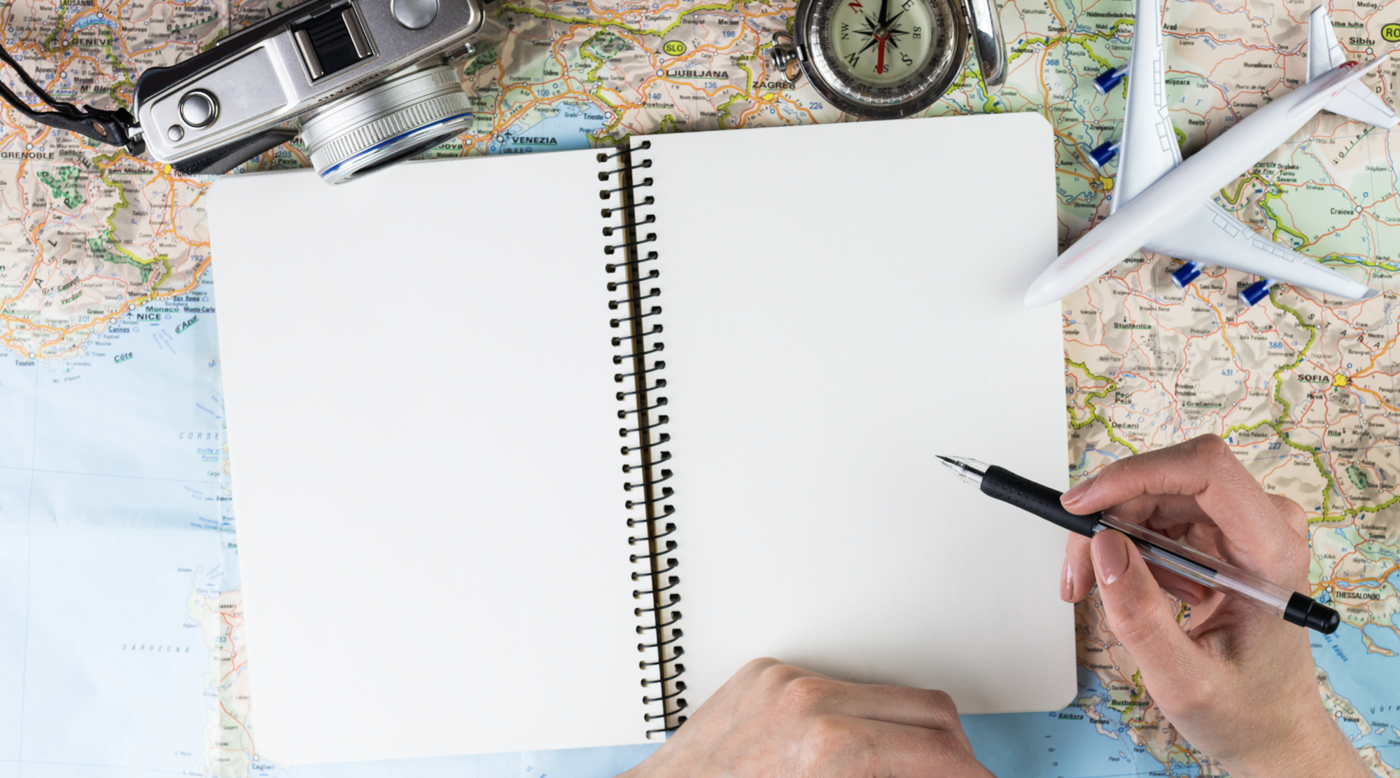 Travel информация. Планируем сами. Т̾а̾й̾мм̾э̾н̾э̾н̾д̾ж̾м̾е̾н̾т̾ это. Человек отмечает в календаре. Самостоятельное планирование путешествия.