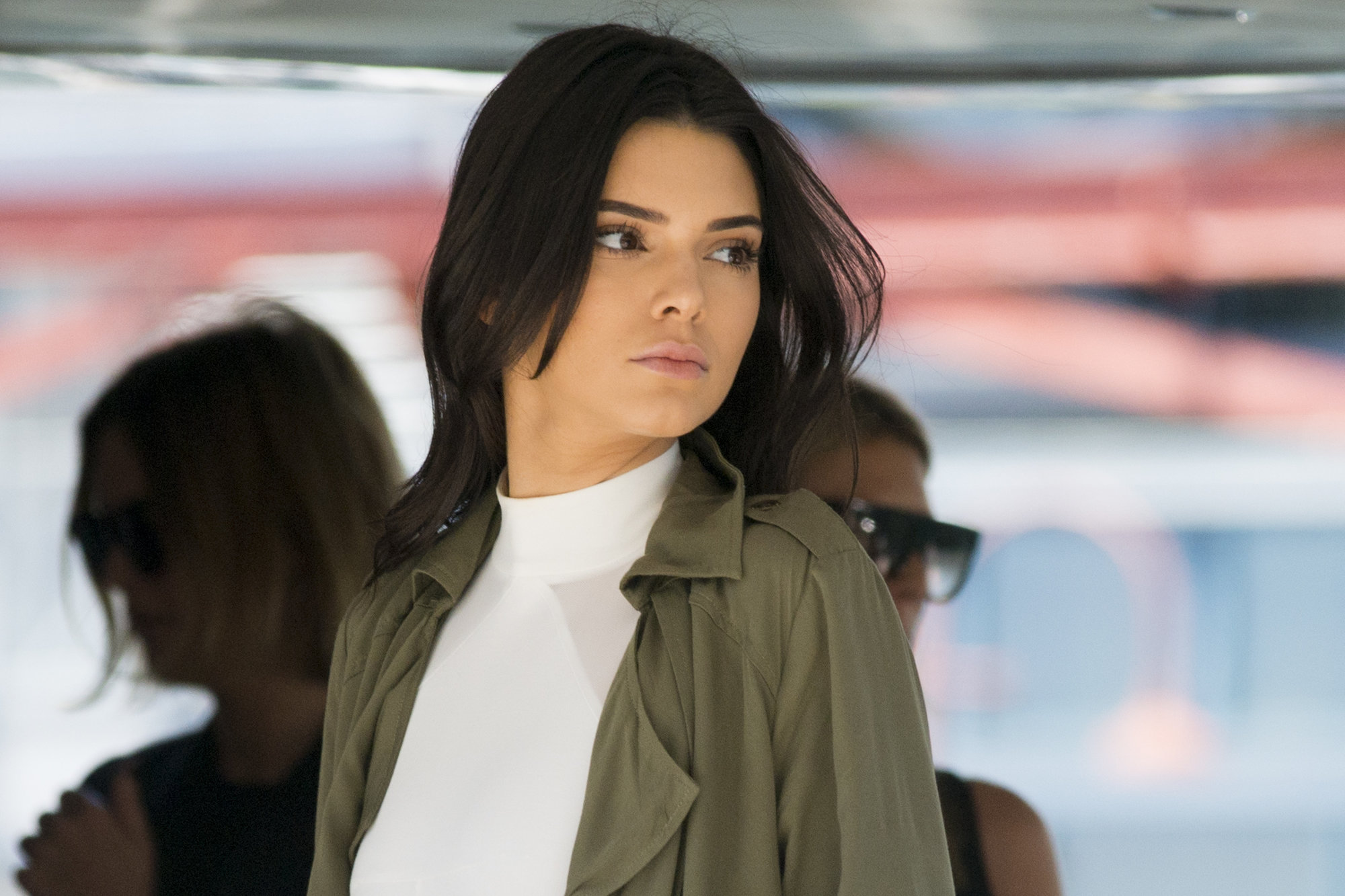 Kendall Jenner fue captada topless comiendo papas fritas y el video te  confundirá | MamasLatinas.com