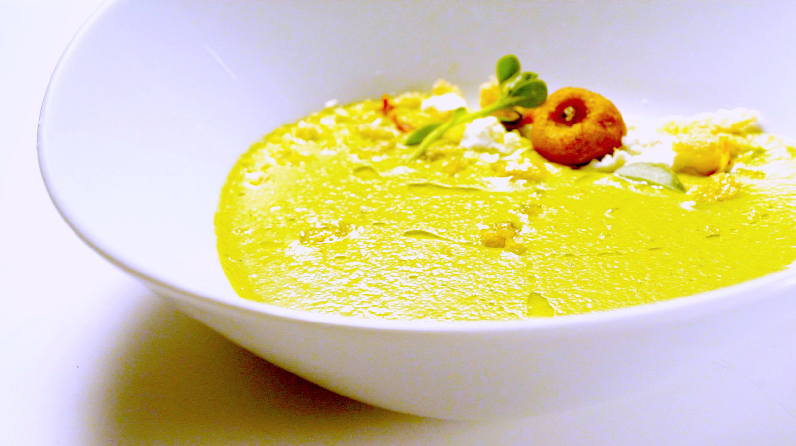 Receta de crema de chile poblano con elote y chicharrón