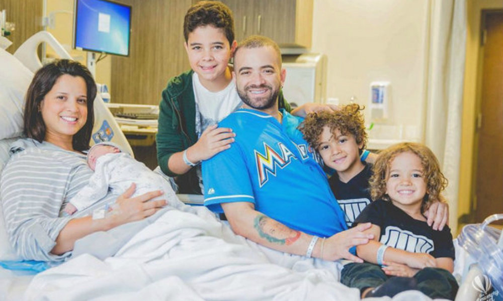 Nacho, de Chino y Nacho, muestra a su hijito recién nacido con una foto ...