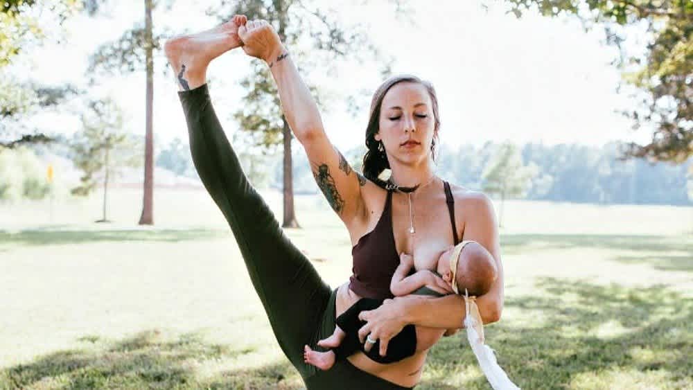 Mom Breastfeeds While She Does Yoga Its The Best Thing Ever