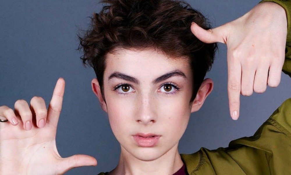 Rimmel London just named their first male spokesmodel, Lewys Ball |  MamasLatinas.com