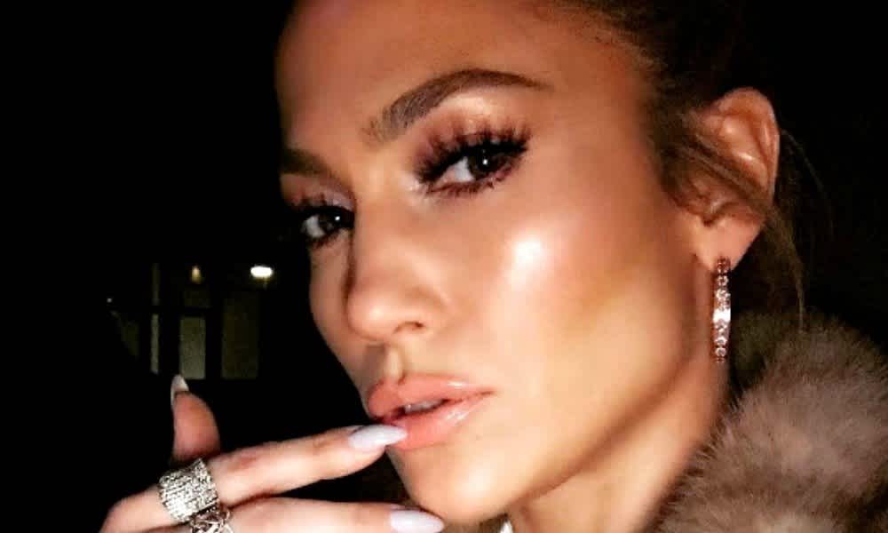 Jennifer Lopez posts sexy under boob picture on Instagram ...