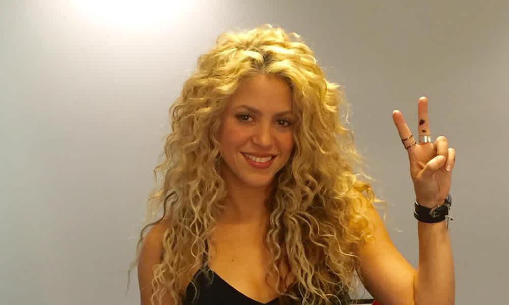 17 Celebrities who proudly show off their naturally curly hair.