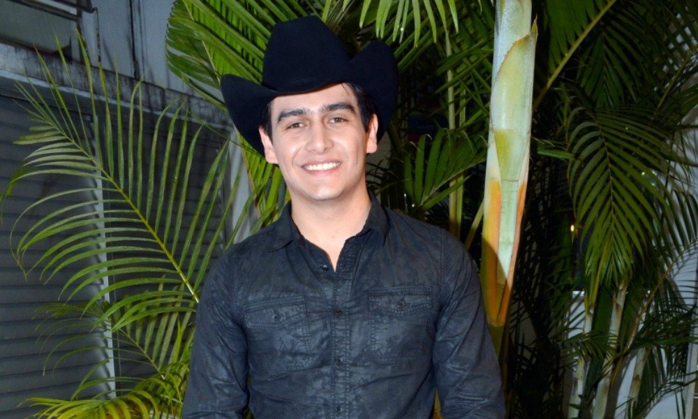 Julian Figueroa Se Entero De Que Seria Papa Cuando Su Novia Tenia Seis Meses De Embarazo Mamaslatinas Com